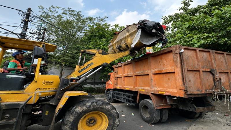 Cover DLH Gerak Cepat Tangani Tumpukan Sampah di Kedaung Kaliangke, Pulihkan Akses dan Aktivitas Warga