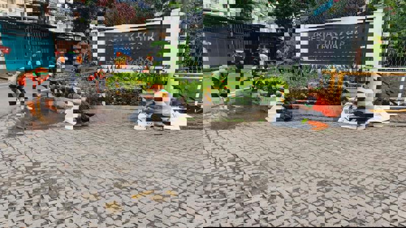 Cover Pastikan Kebersihan dan Kenyamanan Jelang Natal, Pasukan Orange DLH Ikut Bersihkan Gereja di Jakarta